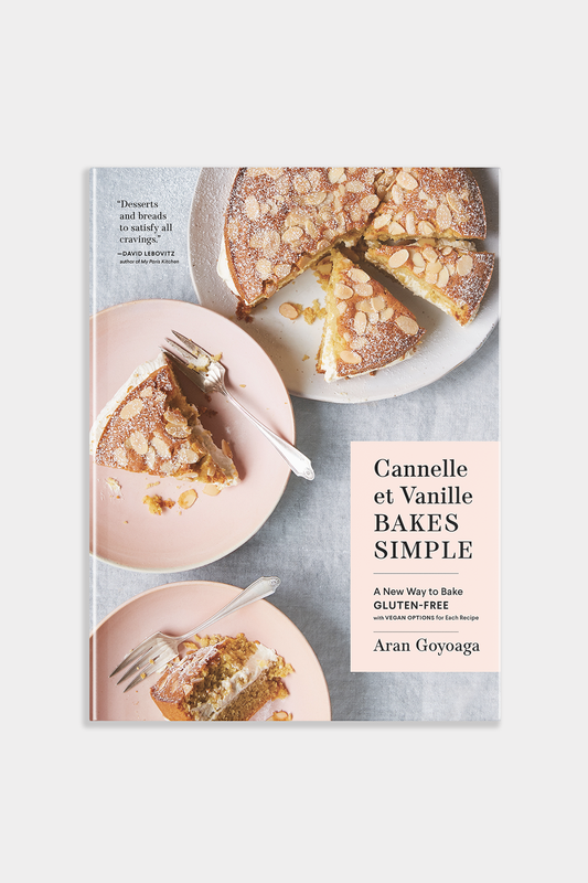 Book cover of 'Cannelle et Vanille Bakes Simple' with images of a cake on a white background
